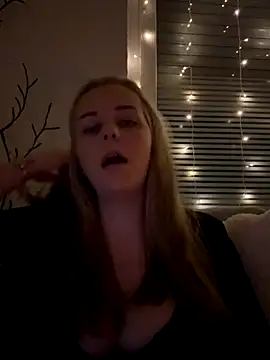 Snapshot of ItsLxsa chatting on 10-20-25, 10:43 ItsLxsa online show from 10-20-25, 10:43