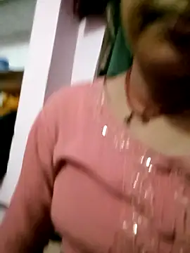 Snapshot of Hot-yuo84 chatting on 10-06-25, 05:43 Hot-yuo84 online show from 10-06-25, 05:43