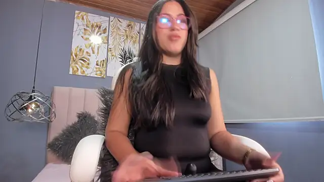 Snapshot of Karoline21 chatting on 09-14-25, 01:43 Karoline21 online show from 09-14-25, 01:43