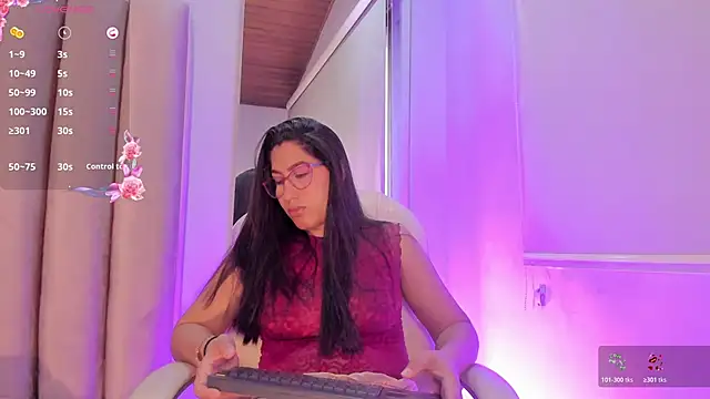 Snapshot of Karoline21 chatting on 10-17-25, 01:03 Karoline21 online show from 10-17-25, 01:03