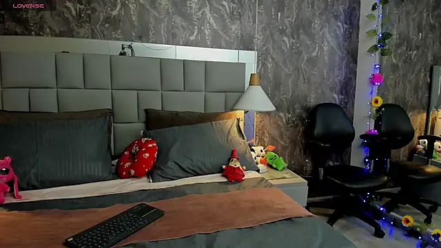 yiyisandoval online show from 04-23-26, 04:57