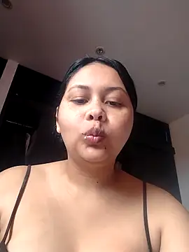 Snapshot of Alessandraa- chatting on 05-14-26, 03:52 Alessandraa- online show from 05-14-26, 03:52