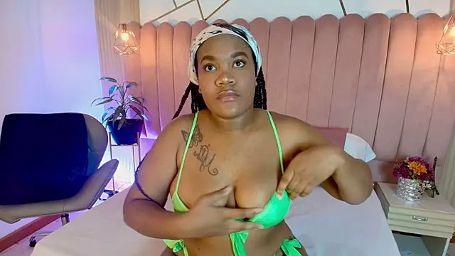 Snapshot of Chloee_Miller1 chatting on 09-13-25, 12:49 Chloee Miller1 online show from 09-13-25, 12:49