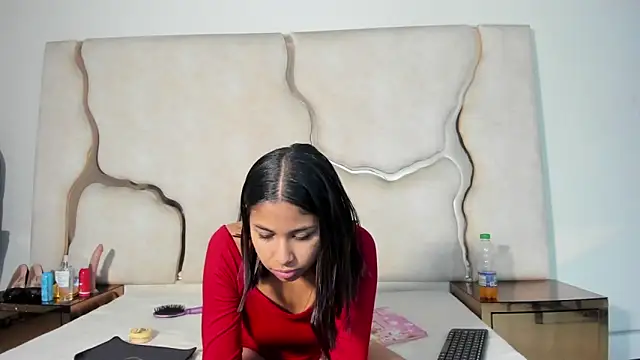 Snapshot of Amaia_Sophia chatting on 12-15-25, 07:18 Amaia Sophia online show from 12-15-25, 07:18