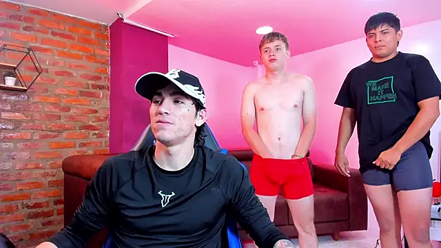 Snapshot of Handsomeboyss19 chatting on 11-05-25, 02:22 Handsomeboyss19 online show from 11-05-25, 02:22