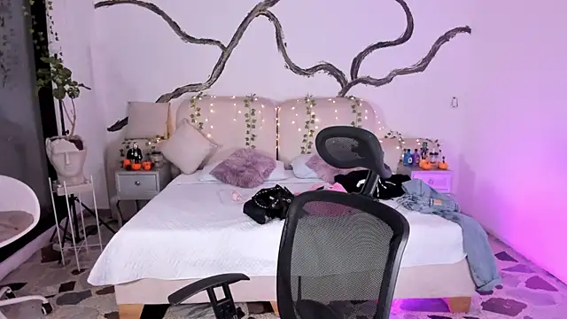 SarahCastro1  online show from 10-24-25, 05:26