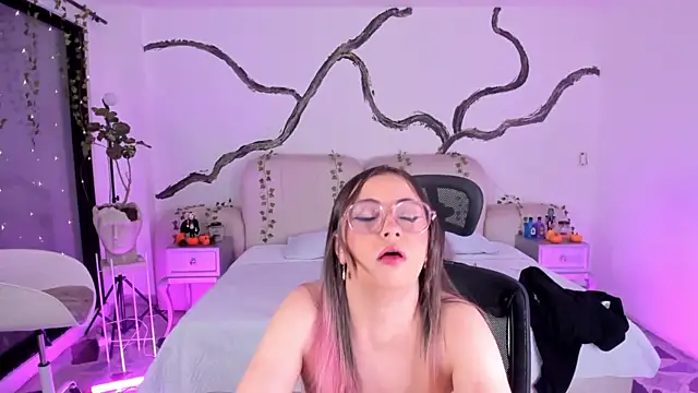 SarahCastro1  online show from 10-25-25, 05:15