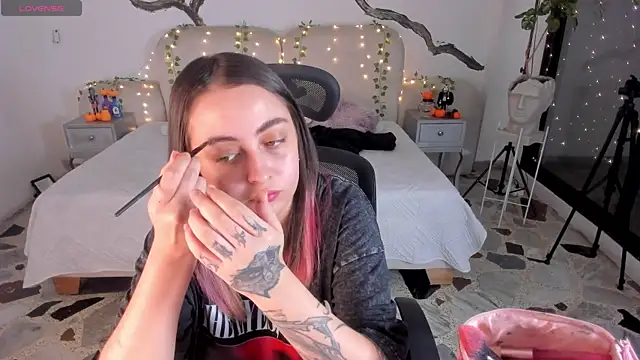 SarahCastro1  online show from 10-28-25, 04:27