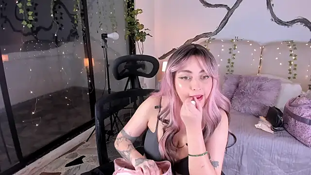 SarahCastro1  online show from 11-15-25, 04:32