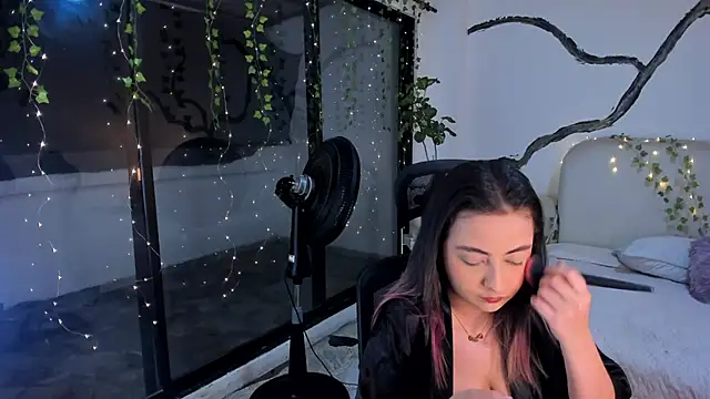 SarahCastro1  online show from 11-19-25, 05:29