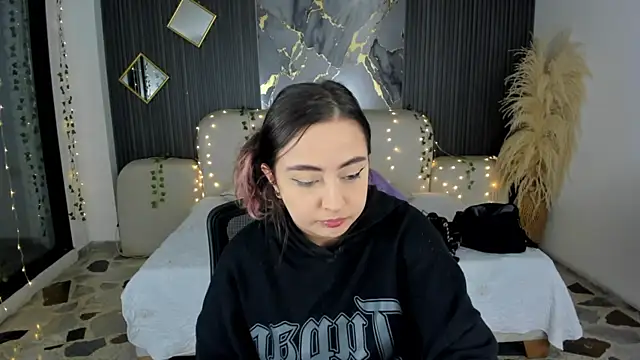 SarahCastro1  online show from 01-06-26, 04:16