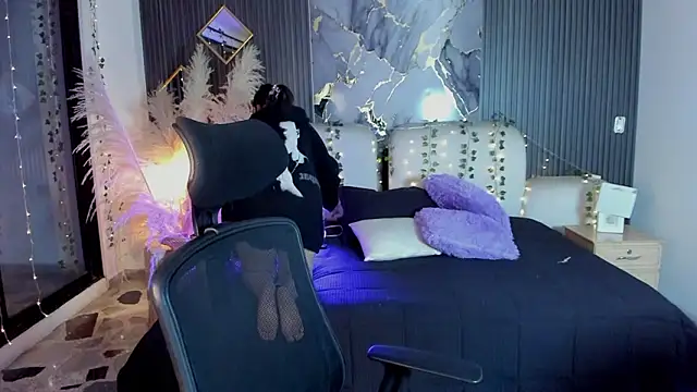 SarahCastro1  online show from 02-25-26, 04:00