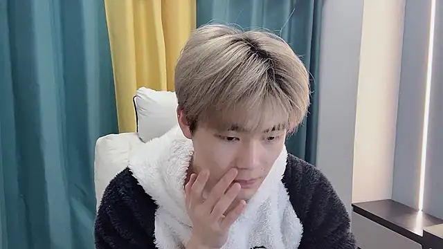 Snapshot of xiaoyang5200 chatting on 03-05-26, 02:46 xiaoyang5200 online show from 03-05-26, 02:46