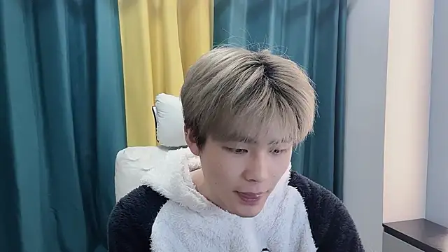 Snapshot of xiaoyang5200 chatting on 03-09-26, 03:05 xiaoyang5200 online show from 03-09-26, 03:05