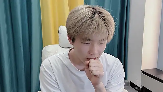 Snapshot of xiaoyang5200 chatting on 03-10-26, 02:44 xiaoyang5200 online show from 03-10-26, 02:44