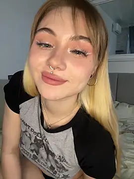 Snapshot of LunaMillie chatting on 10-18-25, 12:39 LunaMillie online show from 10-18-25, 12:39