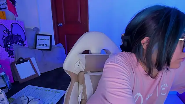 Snapshot of sophiievv chatting on 02-18-26, 06:48 sophiievv online show from 02-18-26, 06:48