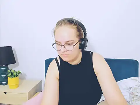 AliceCrazy69 online show from 10-11-25, 09:41