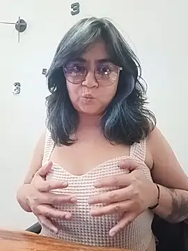 Snapshot of LylaVixxen chatting on 04-10-26, 05:06 LylaVixxen online show from 04-10-26, 05:06