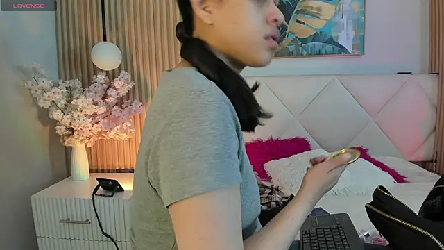 Mila Hank  online show from 04-25-26, 12:08