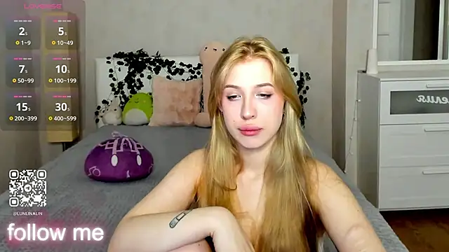 Snapshot of LightStar_18 chatting on 10-26-25, 10:43 LightStar 18 online show from 10-26-25, 10:43