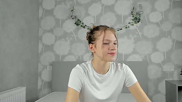 Snapshot of VelvetRisque chatting on 11-18-25, 08:30 VelvetRisque online show from 11-18-25, 08:30