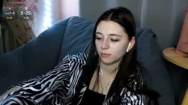 Snapshot of Sophiecuttie chatting on 10-24-25, 05:31 Sophiecuttie online show from 10-24-25, 05:31