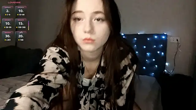 Snapshot of Sophiecuttie chatting on 12-04-25, 07:33 Sophiecuttie online show from 12-04-25, 07:33