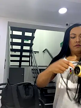 TiffanyyLam online show from 09-26-25, 11:03