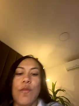 TiffanyyLam online show from 10-29-25, 11:12