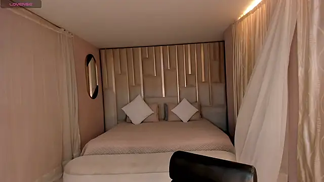 LucyWeiss  online show from 10-07-25, 07:22