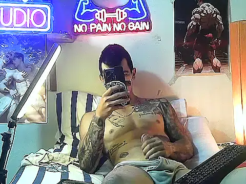 Snapshot of Strongcockfitness chatting on 10-17-25, 06:54 Strongcockfitness online show from 10-17-25, 06:54