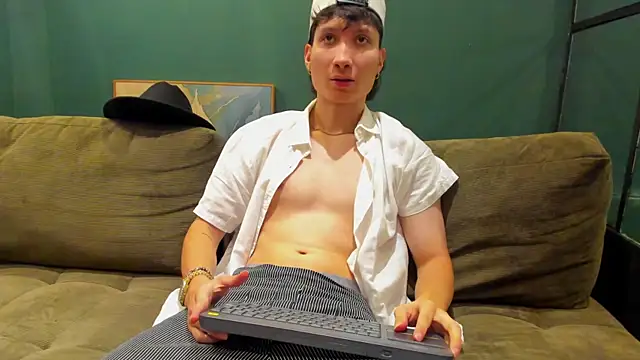 Snapshot of enzo_steel chatting on 10-17-25, 01:42 enzo steel online show from 10-17-25, 01:42