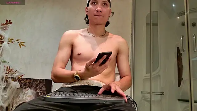 Snapshot of enzo_steel chatting on 10-28-25, 02:26 enzo steel online show from 10-28-25, 02:26