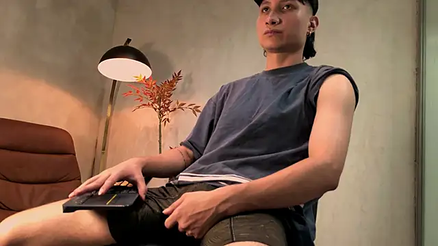 Snapshot of enzo_steel chatting on 11-23-25, 08:19 enzo steel online show from 11-23-25, 08:19