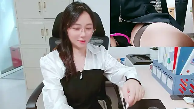 OL-Lily online show from 10-15-25, 01:39