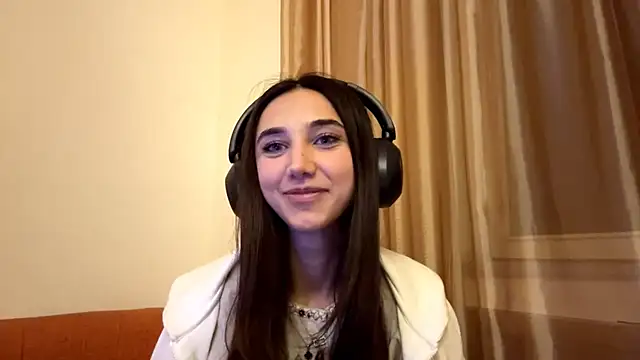 Snapshot of LinaMour chatting on 09-28-25, 11:10 LinaMour online show from 09-28-25, 11:10