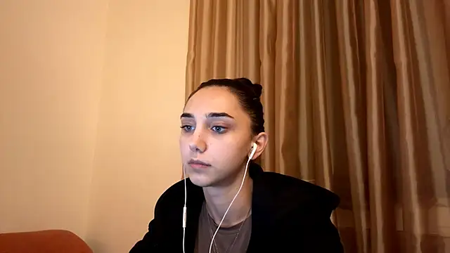 Snapshot of LinaMour chatting on 10-06-25, 10:07 LinaMour online show from 10-06-25, 10:07