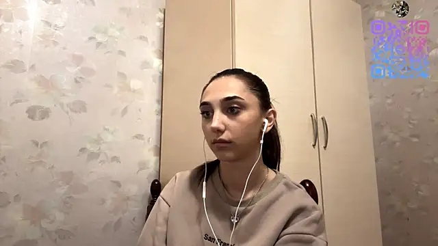 Snapshot of LinaMour chatting on 10-16-25, 10:11 LinaMour online show from 10-16-25, 10:11