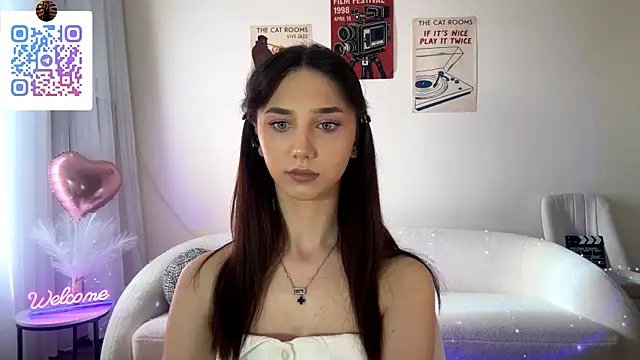 Snapshot of LinaMour chatting on 05-18-26, 04:07 LinaMour online show from 05-18-26, 04:07