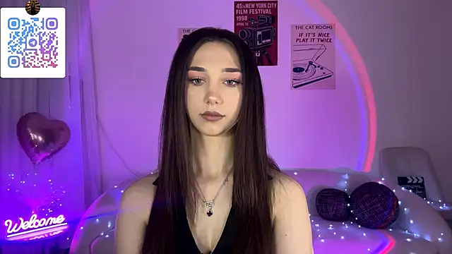 Snapshot of LinaMour chatting on 05-20-26, 10:05 LinaMour online show from 05-20-26, 10:05