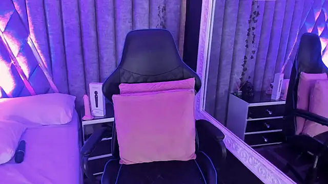 SkylerBloomm online show from 04-24-26, 08:50