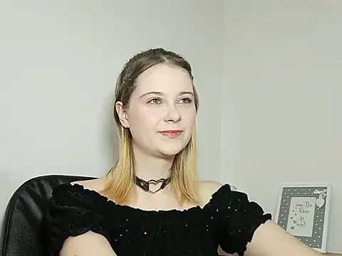 Snapshot of LydiaYoung chatting on 09-25-25, 06:11 LydiaYoung online show from 09-25-25, 06:11