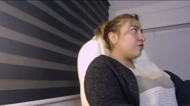 Snapshot of Sharonmendez chatting on 10-28-25, 02:37 Sharonmendez online show from 10-28-25, 02:37