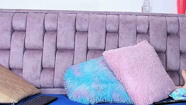 Snapshot of Alexa-Hunter chatting on 10-29-25, 07:59 Alexa-Hunter online show from 10-29-25, 07:59