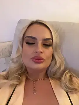 Snapshot of Seductive-SkyeXXX chatting on 10-11-25, 05:11 Seductive-SkyeXXX online show from 10-11-25, 05:11