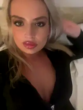 Snapshot of Seductive-SkyeXXX chatting on 10-15-25, 06:52 Seductive-SkyeXXX online show from 10-15-25, 06:52