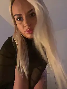 Snapshot of Seductive-SkyeXXX chatting on 10-31-25, 12:11 Seductive-SkyeXXX online show from 10-31-25, 12:11