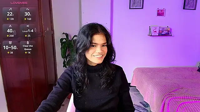 Snapshot of emycarver09 chatting on 10-25-25, 12:02 emycarver09 online show from 10-25-25, 12:02