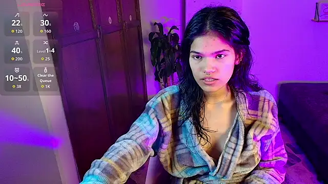 Snapshot of emycarver09 chatting on 10-26-25, 01:44 emycarver09 online show from 10-26-25, 01:44